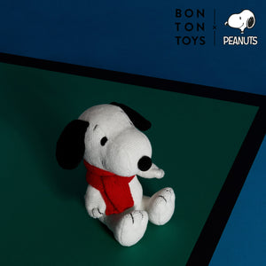 Snoopy Sitting with Scarf 17cm
